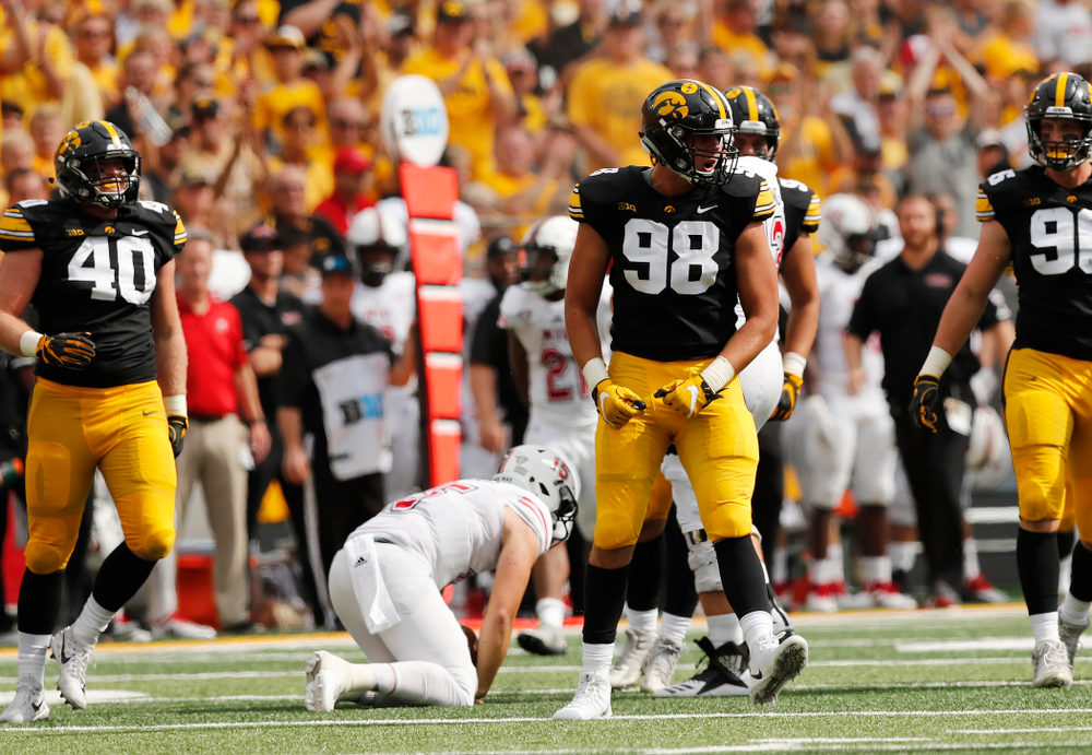 Iowa Hawkeyes defensive end Anthony Nelson (98) sacks quarterback Marcus Childers (15) Saturday, September 1, 2018 at Kinnick Stadium. (Brian Ray/hawkeyesports.com)