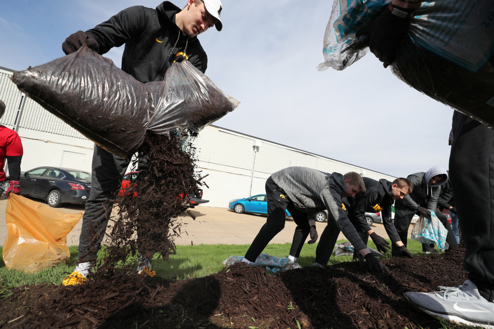 Members fo the Iowa MenÕs Basketball team volunteer with the South District Neighborhood Clean-up during the annual Iowa Athletics Day of Caring Sunday, April 28, 2019 in Iowa City. (Brian Ray/hawkeyesports.com)