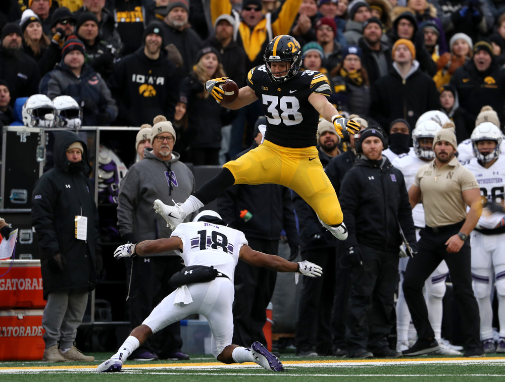Iowa Hawkeyes tight end T.J. Hockenson (38) against the Northwestern Wildcats Saturday, November 10, 2018 at Kinnick Stadium. (Brian Ray/hawkeyesports.com)