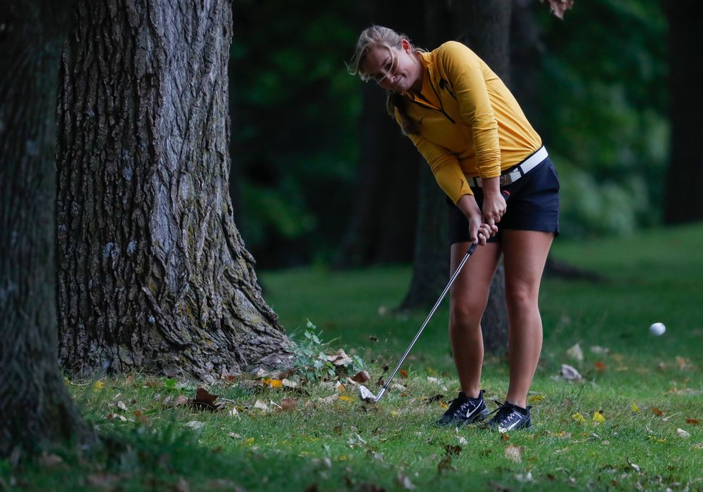Iowa's Stephanie Herzog hits out of the rough during the Diane Thomason Invitational at Finkbine Golf Course on September 29, 2018. (Tork Mason/hawkeyesports.com)