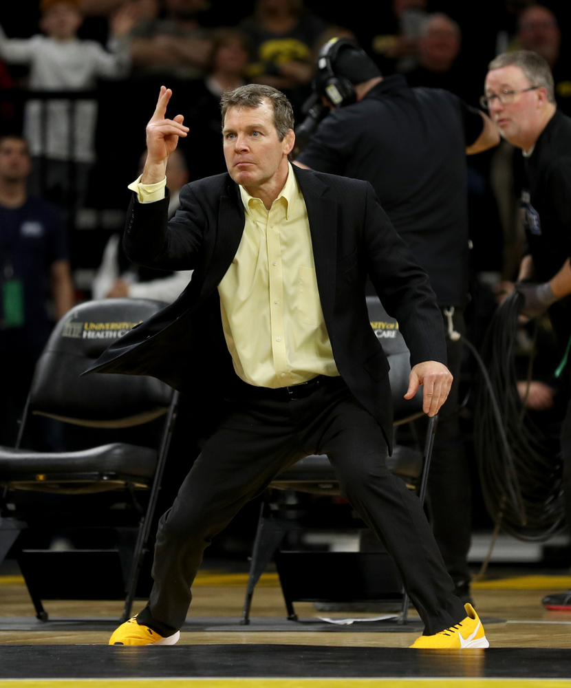 Head Coach Tom Brands works the edge of the mat as Iowa’s Austin DeSanto wrestles Ohio State’s Jordan Decatur at 133 pounds Friday, January 24, 2020 at Carver-Hawkeye Arena. DeSanto won the match with a 21-3 tech fall. (Brian Ray/hawkeyesports.com)