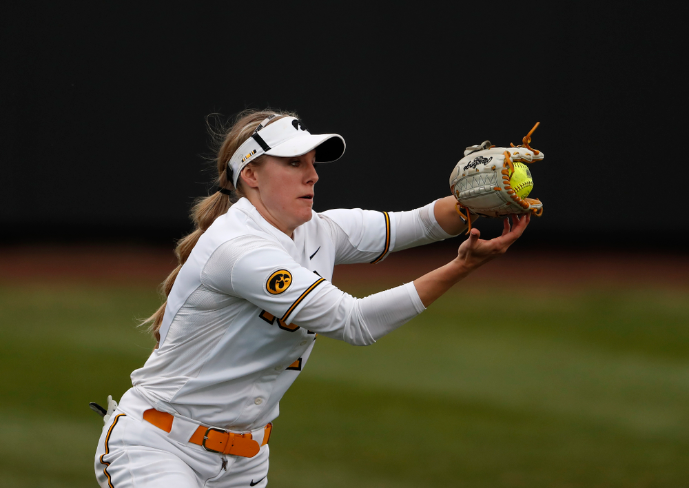Iowa Hawkeyes outfielder Allie Wood (17) against the Minnesota Golden Gophers Thursday, April 12, 2018 at Bob Pearl Field. (Brian Ray/hawkeyesports.com)
