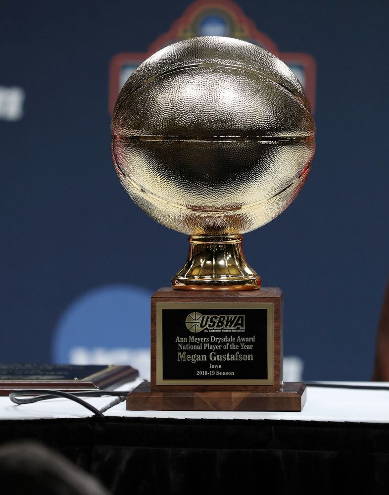 Iowa Hawkeyes forward Megan Gustafson (10) receives US Basketball Writers Association Ann Meyers Drysdale Player of the Year award from Ann Meyers Drysdale during a news conference Friday, April 5, 2019 at Amalie Arena in Tampa, FL. (Brian Ray/hawkeyesports.com)