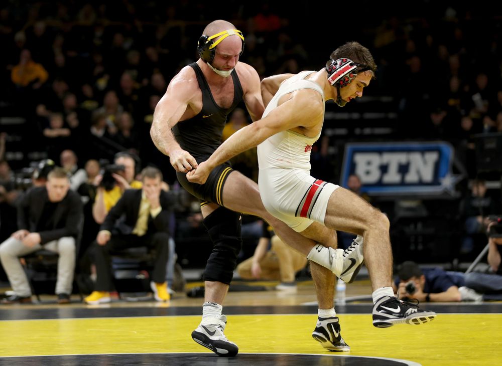Iowa’s Alex Marinelli wrestles Ohio State’s Ethan Smith at 165 pounds Friday, January 24, 2020 at Carver-Hawkeye Arena. Marinelli won the match 14-10. (Brian Ray/hawkeyesports.com)