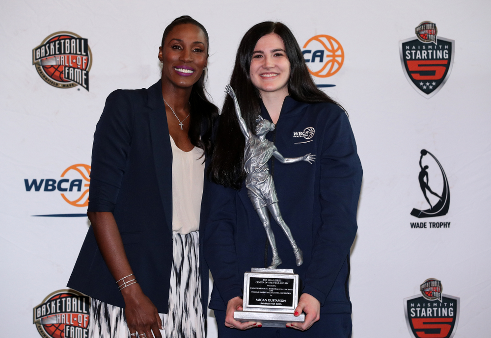 Iowa Hawkeyes forward Megan Gustafson (10) receives the Lisa Leslie Award as the country's top center from Lisa Leslie during a news conference Wednesday, April 4, 2018 at Amalie Arena in Tampa, FL. (Brian Ray/hawkeyesports.com)