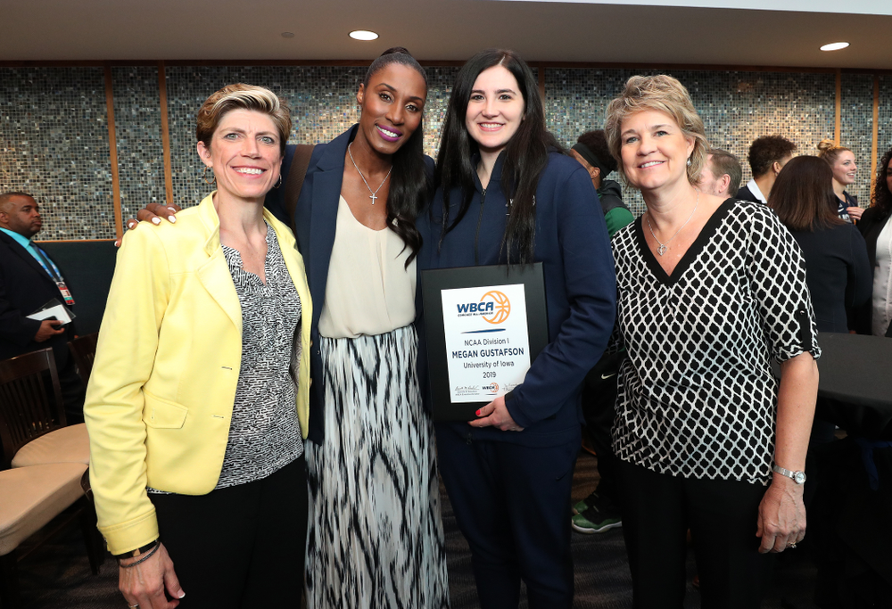 Iowa Hawkeyes forward Megan Gustafson (10) poses for photos with Lisa Leslie after winning the WBCA Lisa Leslie Award Wednesday, April 4, 2018 at Amalie Arena in Tampa, FL. (Brian Ray/hawkeyesports.com)