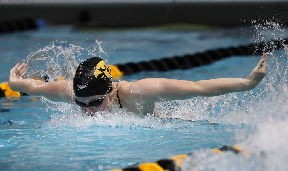 Iowa's Amy Lenderink competes in the 400-yard medley relay during a meet against Michigan and Denver at the Campus Recreation and Wellness Center on November 3, 2018. (Tork Mason/hawkeyesports.com)