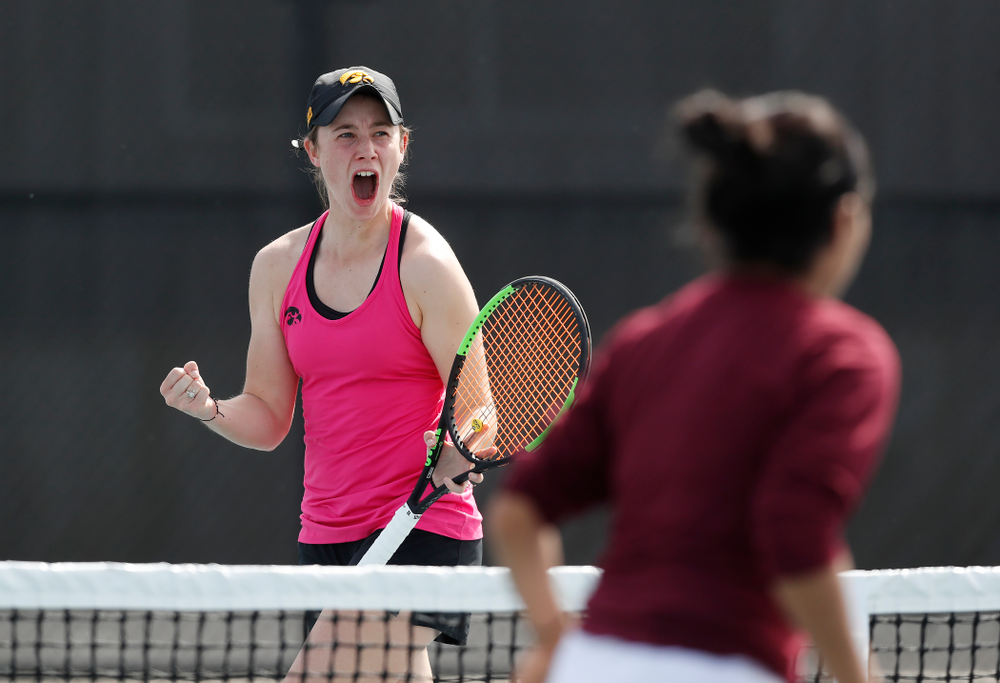 Elise Van Heuvelen against Minnesota Friday, April 20, 2018 at the Hawkeye Tennis and Recreation Center. (Brian Ray/hawkeyesports.com)