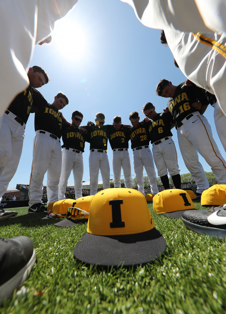 The Iowa Hawkeyes gather before game two against UC Irvine Saturday, May 4, 2019 at Duane Banks Field. (Brian Ray/hawkeyesports.com)