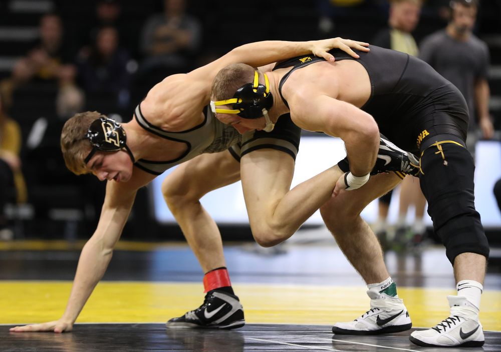Iowa's Alex Marinelli wrestles Purdue's Cole Wysocki at 165 pounds Saturday, November 24, 2018 at Carver-Hawkeye Arena. (Brian Ray/hawkeyesports.com)