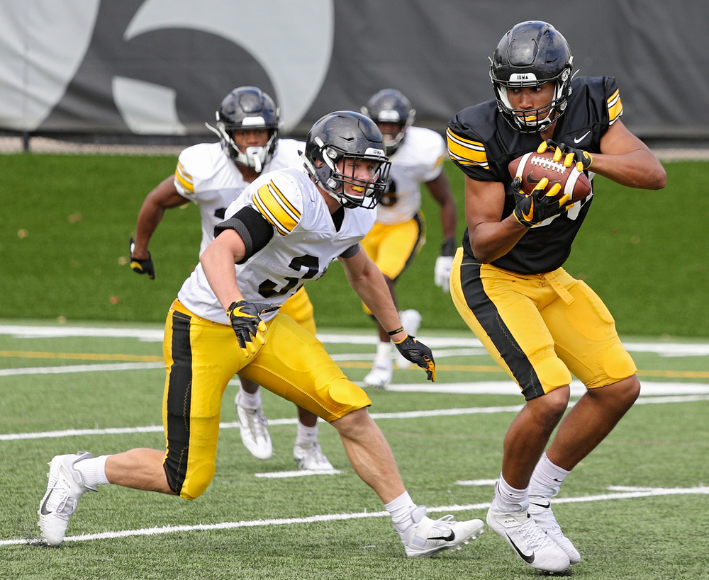 Iowa Hawkeyes tight end Josiah Miamen (right) pulls in a pass as linebacker Jack Campbell (31) closes in during Fall Camp Practice No. 11 at the Hansen Football Performance Center in Iowa City on Wednesday, Aug 14, 2019. (Stephen Mally/hawkeyesports.com)