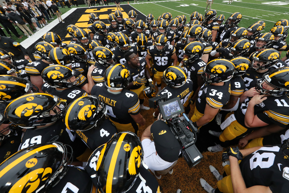 Iowa Hawkeyes linebacker Amani Jones (52) against Middle Tennessee State Saturday, September 28, 2019 at Kinnick Stadium. (Brian Ray/hawkeyesports.com)