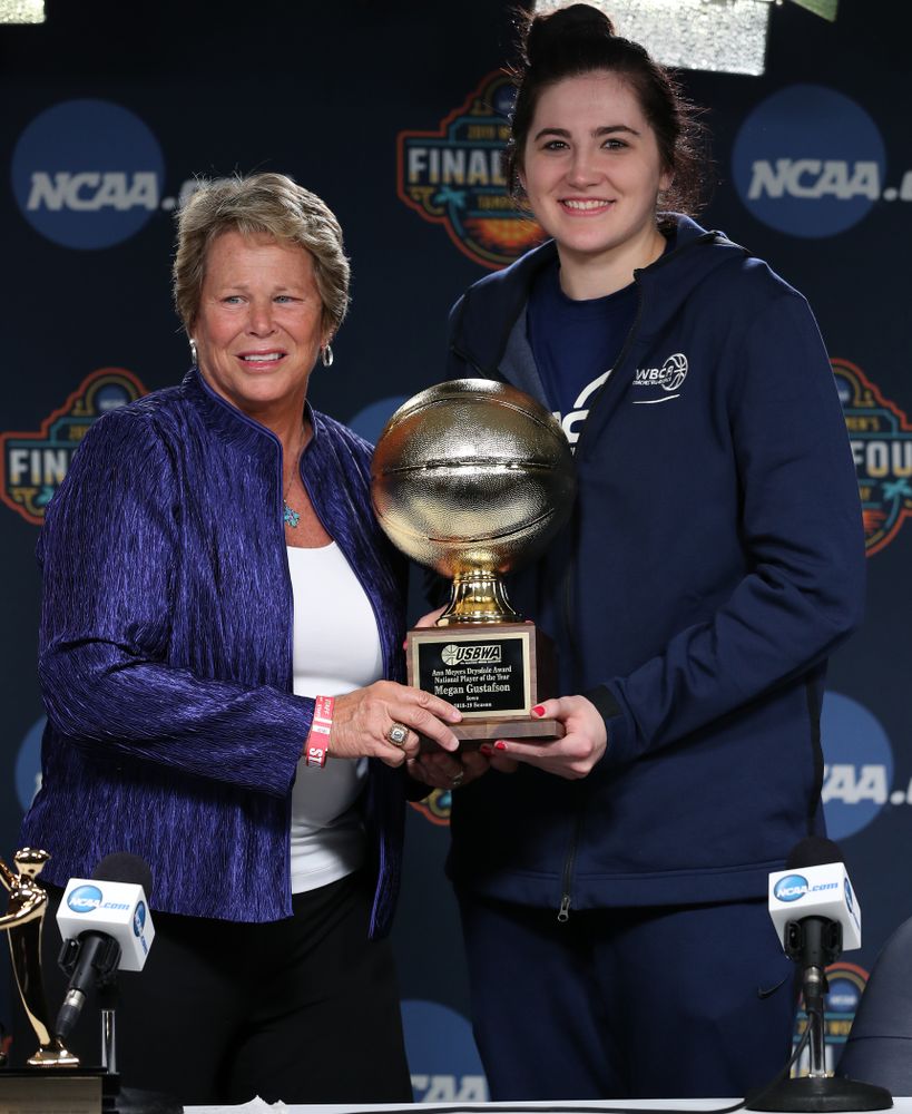 Iowa Hawkeyes forward Megan Gustafson (10) receives US Basketball Writers Association Ann Meyers Drysdale Player of the Year award from Ann Meyers Drysdale during a news conference Friday, April 5, 2019 at Amalie Arena in Tampa, FL. (Brian Ray/hawkeyesports.com)