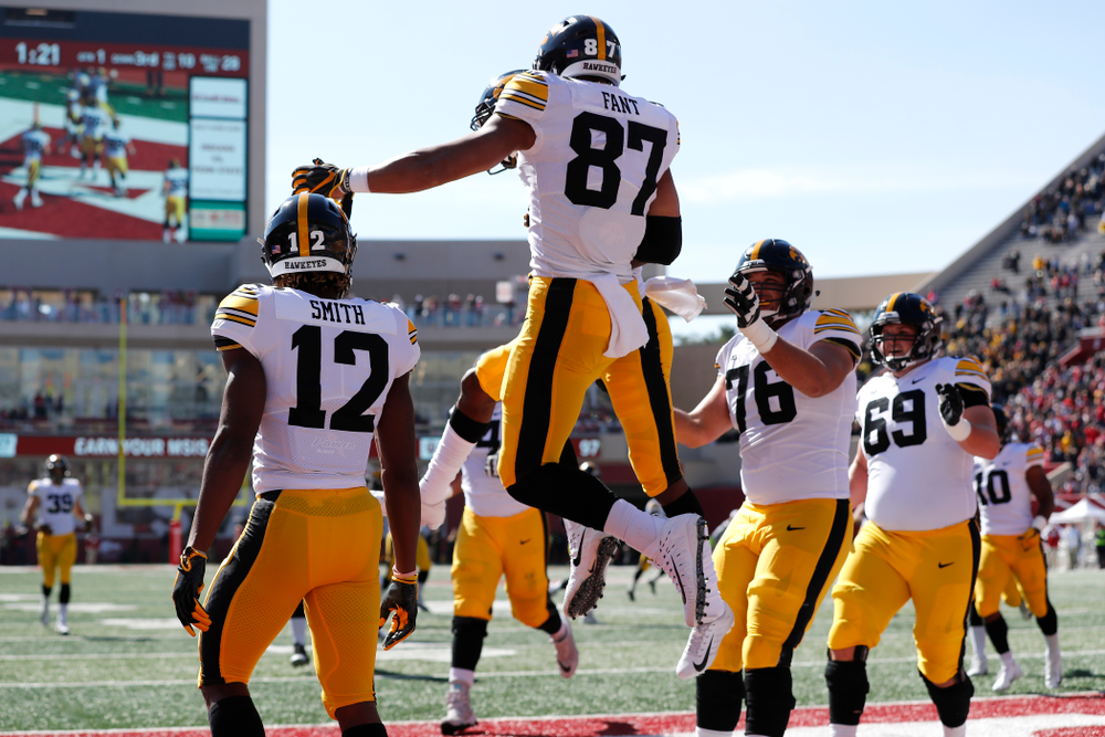 Iowa Hawkeyes tight end Noah Fant (87) catches a touchdown pass against the Indiana Hoosiers Saturday, October 13, 2018 at Memorial Stadium, in Bloomington, Ind. (Brian Ray/hawkeyesports.com)