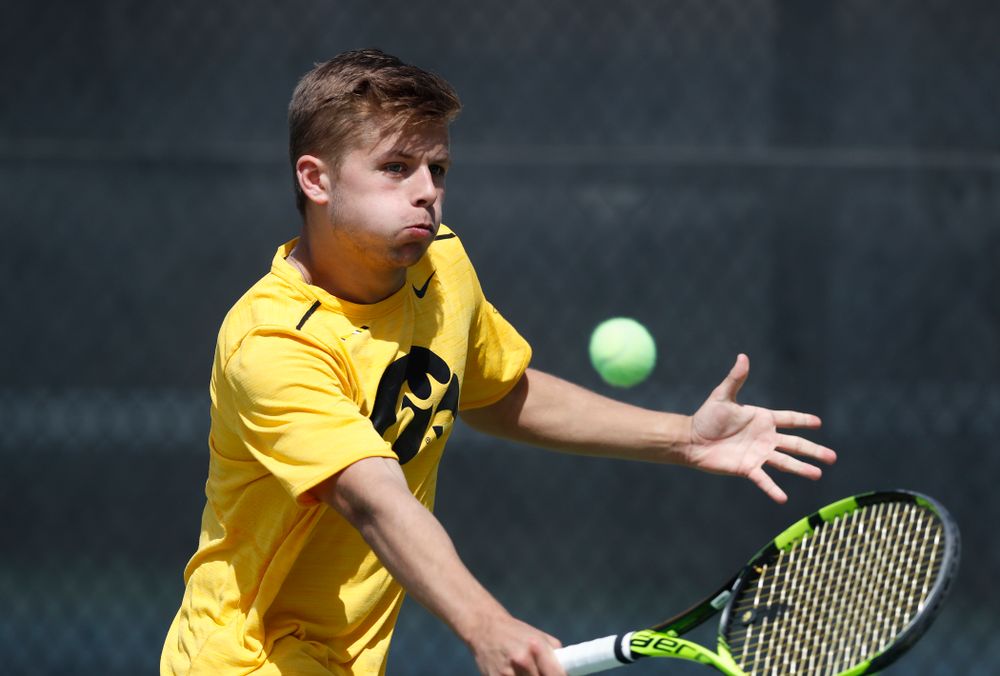 Will Davies against Northwestern in the first round of the 2018 Big Ten Men's Tennis Tournament Thursday, April 26, 2018 at the Hawkeye Tennis and Recreation Complex. (Brian Ray/hawkeyesports.com)