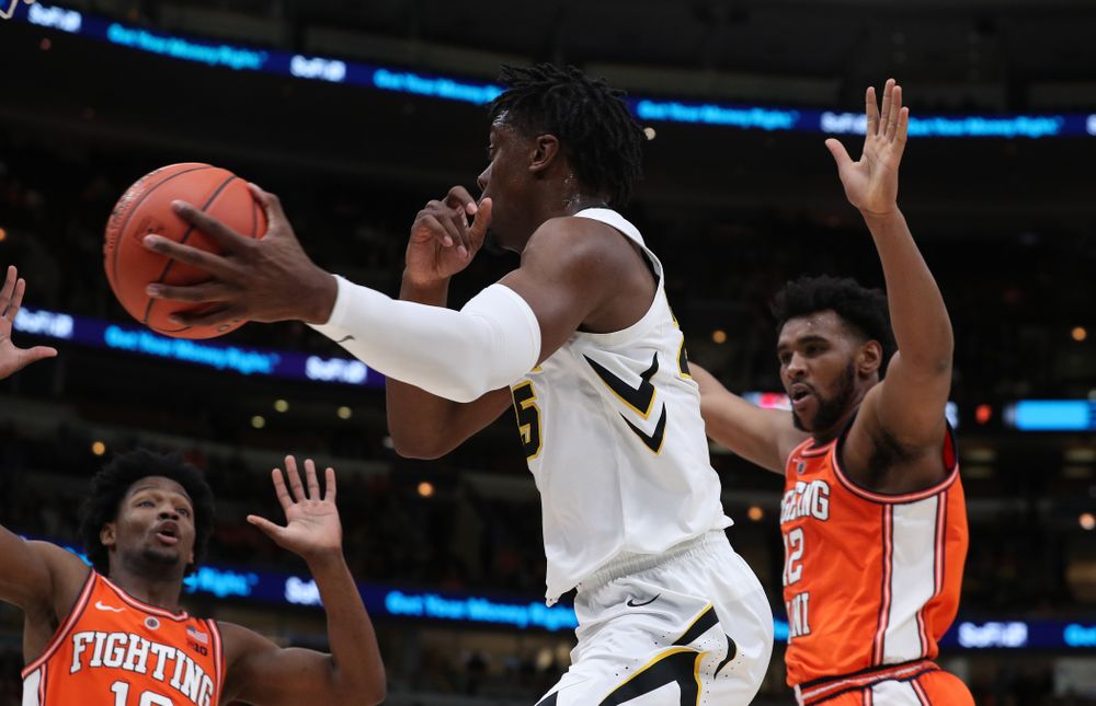 Iowa Hawkeyes forward Tyler Cook (25) against the Illinois Fighting Illini in the 2019 Big Ten Men's Basketball Tournament Thursday, March 14, 2019 at the United Center in Chicago. (Brian Ray/hawkeyesports.com)