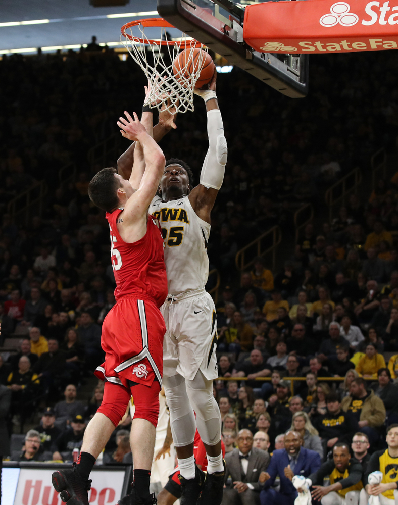 Iowa Hawkeyes forward Tyler Cook (25) dunks the ball against the Ohio State Buckeyes Saturday, January 12, 2019 at Carver-Hawkeye Arena. (Brian Ray/hawkeyesports.com)