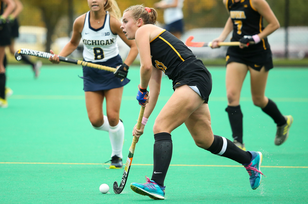 Iowa Hawkeyes midfielder Katie Birch (11) passes the ball during a game against Michigan at Grant Field on October 5, 2018. (Tork Mason/hawkeyesports.com)
