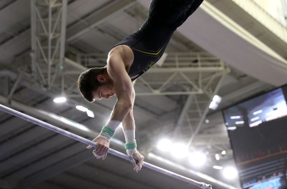 Iowa's Rogelio Vazquez competes on the high bar against the Ohio State Buckeyes Saturday, March 16, 2019 at Carver-Hawkeye Arena. (Brian Ray/hawkeyesports.com)