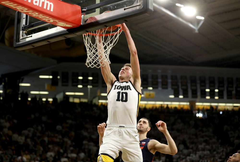 Iowa Hawkeyes guard Joe Wieskamp (10) dunks the ball against the Illinois Fighting Illini Sunday, February 2, 2020 at Carver-Hawkeye Arena. (Brian Ray/hawkeyesports.com)