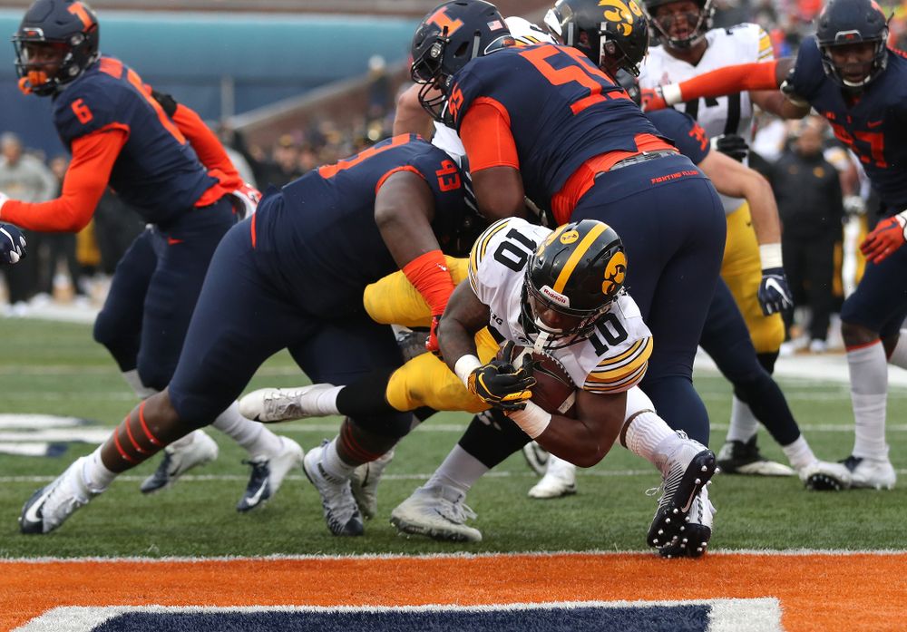 Iowa Hawkeyes running back Mekhi Sargent (10) scores against the Illinois Fighting Illini Saturday, November 17, 2018 at Memorial Stadium in Champaign, Ill. (Brian Ray/hawkeyesports.com)