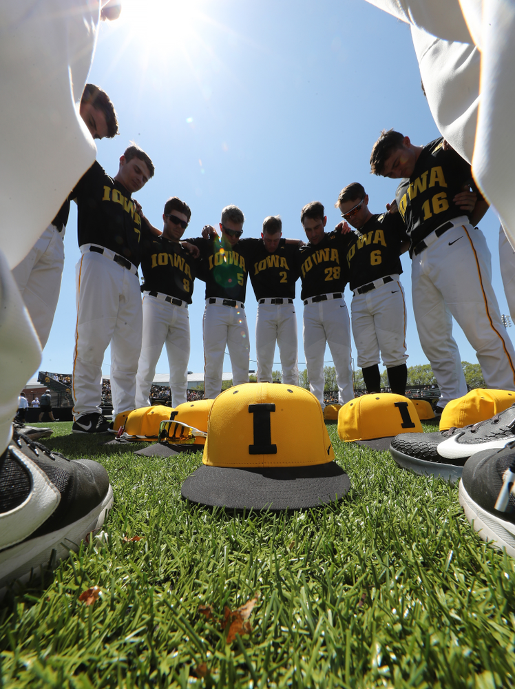The Iowa Hawkeyes gather before game two against UC Irvine Saturday, May 4, 2019 at Duane Banks Field. (Brian Ray/hawkeyesports.com)