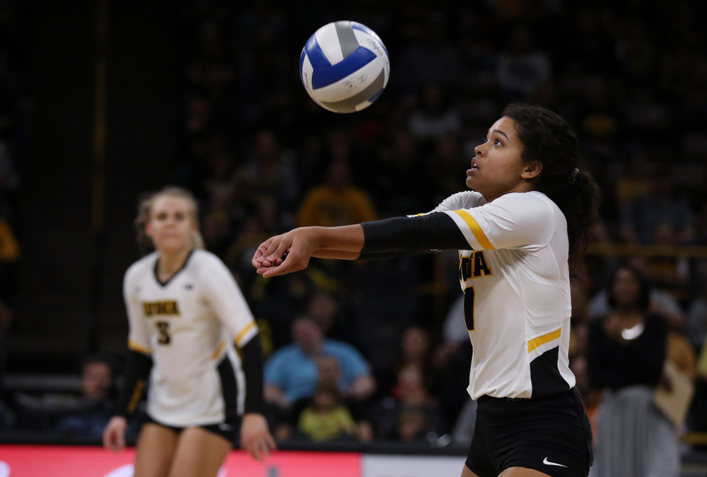 Iowa Hawkeyes setter Gabrielle Orr (7) against the Ohio State Buckeyes Saturday, November 24, 2018 at Carver-Hawkeye Arena. (Brian Ray/hawkeyesports.com)
