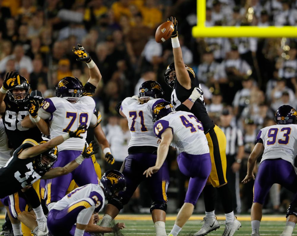 Iowa Hawkeyes defensive end Sam Brincks (90) against the Northern Iowa Panthers Saturday, September 15, 2018 at Kinnick Stadium. (Brian Ray/hawkeyesports.com)