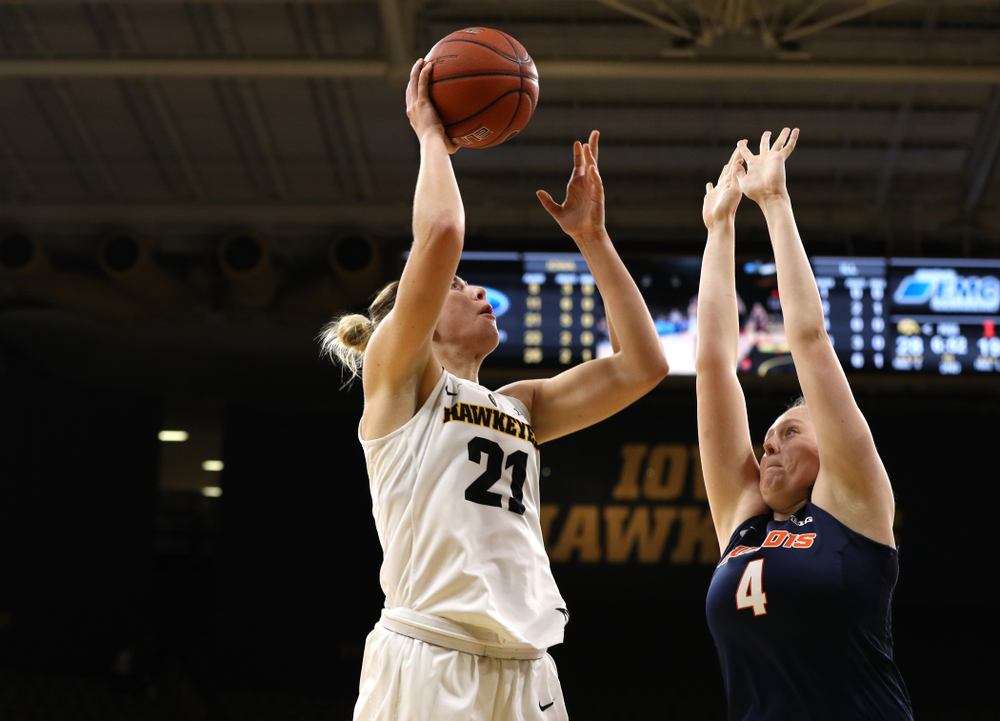 Iowa Hawkeyes forward Hannah Stewart (21) against the Illinois Fighting Illini Thursday, February 14, 2019 at Carver-Hawkeye Arena. (Brian Ray/hawkeyesports.com)