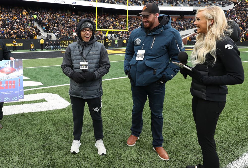 Former Hawkeye linebacker and current Denver Bronco Josey Jewel surprises former Kid Captain
Parker Kress of Bettendorf with Super Bowl tickets during the Iowa Hawkeyes game against the Northwestern Wildcats Saturday, November 10, 2018 at Kinnick Stadium. (Brian Ray/hawkeyesports.com)