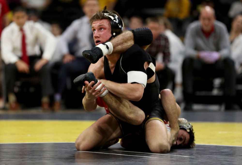 IowaÕs Max Murin wrestles WisconsinÕs Tristan Moran at 141 pounds Sunday, December 1, 2019 at Carver-Hawkeye Arena. Murin won the match 3-2. (Brian Ray/hawkeyesports.com)