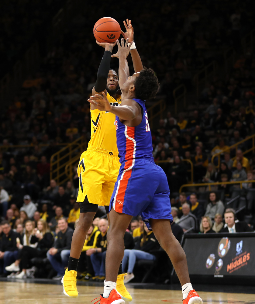 Iowa Hawkeyes guard Isaiah Moss (4) against the Savannah State Tigers Saturday, December 22, 2018 at Carver-Hawkeye Arena. (Brian Ray/hawkeyesports.com)