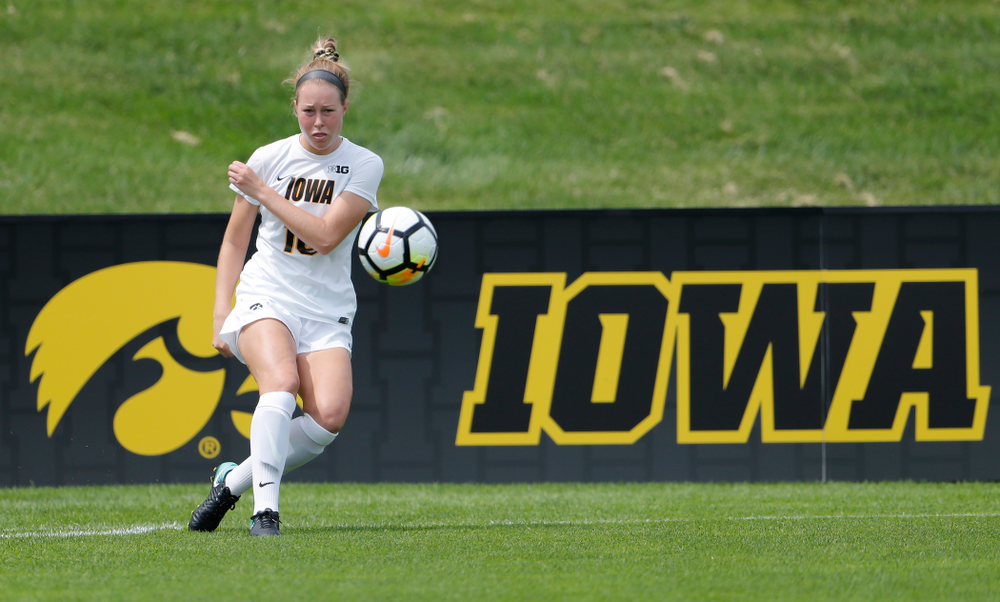 Iowa Hawkeyes Natalie Winters (10) against the Creighton Bluejays Sunday, August 19, 2018 at the Iowa Soccer Complex. (Brian Ray/hawkeyesports.com)