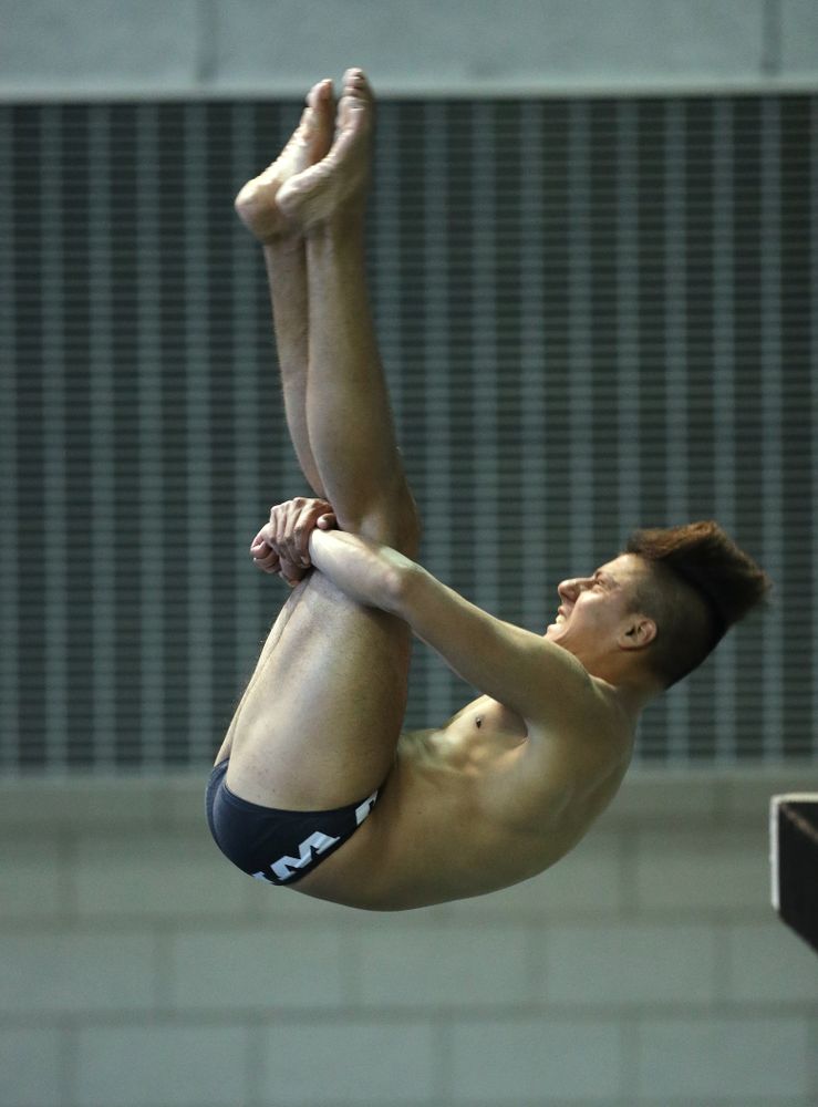 Jonatan Posligua competes on the 3 meter board Thursday, November 15, 2018 during the 2018 Hawkeye Invitational at the Campus Recreation and Wellness Center. (Brian Ray/hawkeyesports.com)