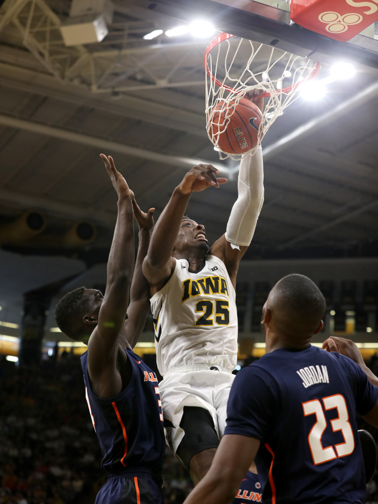 Iowa Hawkeyes forward Tyler Cook (25) dunks the ball against the Illinois Fighting Illini Sunday, January 20, 2019 (Brian Ray/hawkeyesports.com)