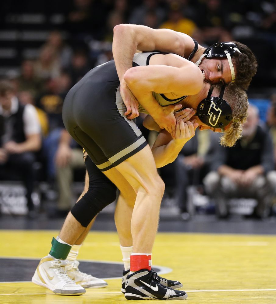 Iowa's Perez Perez wrestles Purdue's Devin Shroder at 125 pounds Saturday, November 24, 2018 at Carver-Hawkeye Arena. (Brian Ray/hawkeyesports.com)