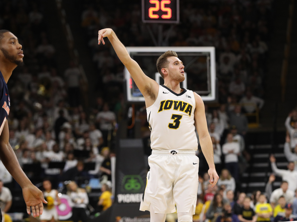 Iowa Hawkeyes guard Jordan Bohannon (3) knocks down a three point basket against the Illinois Fighting Illini Sunday, January 20, 2019 (Brian Ray/hawkeyesports.com)