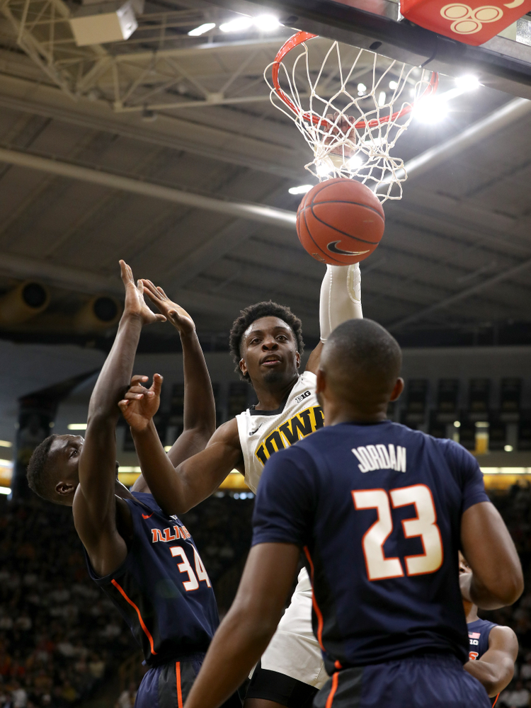 Iowa Hawkeyes forward Tyler Cook (25) dunks the ball against the Illinois Fighting Illini Sunday, January 20, 2019 (Brian Ray/hawkeyesports.com)