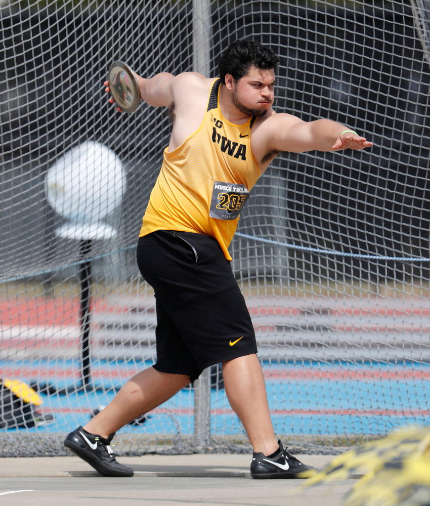 Iowa's Reno Tuufuli competes in the discus during the 2018 MUSCO Twilight Invitational Thursday, April 12, 2018 at the Cretzmeyer Track. (Brian Ray/hawkeyesports.com)