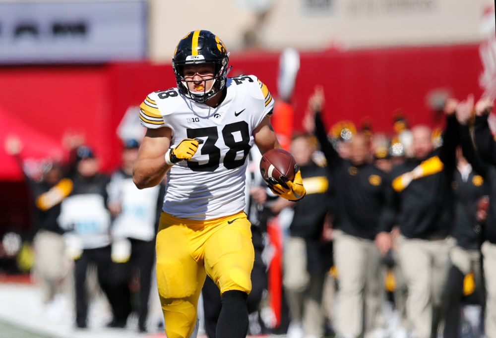 Iowa Hawkeyes tight end T.J. Hockenson (38) against the Indiana Hoosiers Saturday, October 13, 2018 at Memorial Stadium, in Bloomington, Ind. (Brian Ray/hawkeyesports.com)