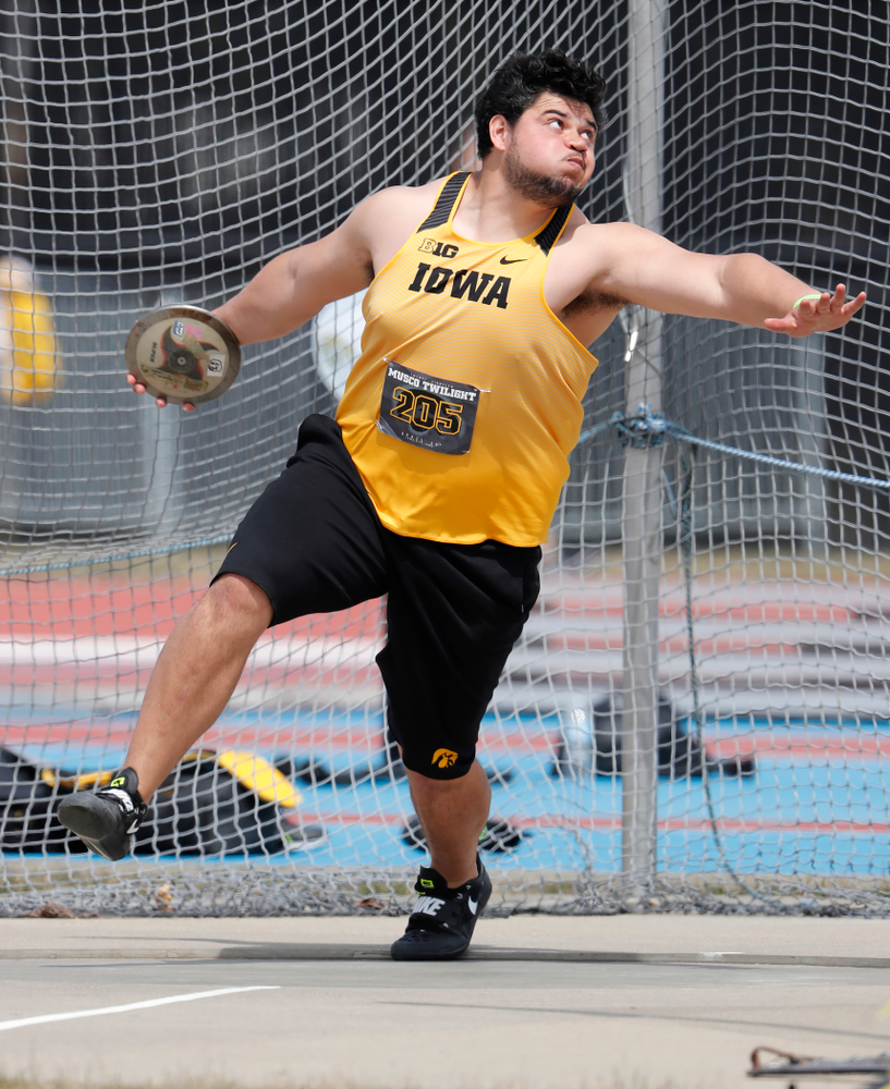 Iowa's Reno Tuufuli competes in the discus during the 2018 MUSCO Twilight Invitational Thursday, April 12, 2018 at the Cretzmeyer Track. (Brian Ray/hawkeyesports.com)