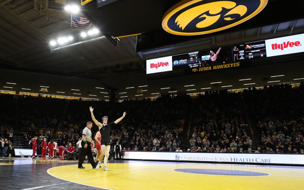 Iowa's Mitch Bowman wrestles Indiana's Jacob Covaciu at 174 pounds Friday, February 15, 2019 at Carver-Hawkeye Arena. (Brian Ray/hawkeyesports.com)