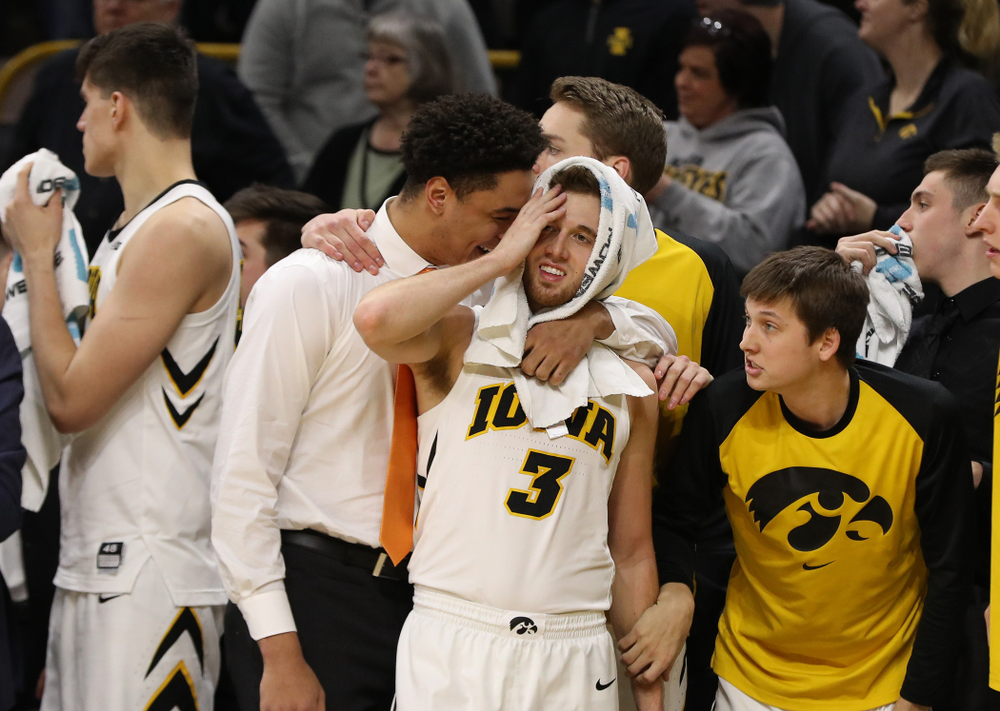 Iowa Hawkeyes guard Jordan Bohannon (3) makes the game winning three point basket against the Northwestern Wildcats Sunday, February 10, 2019 at Carver-Hawkeye Arena. (Brian Ray/hawkeyesports.com)