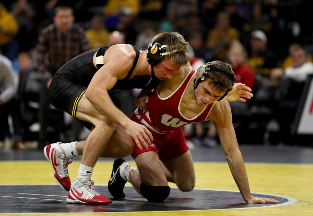 IowaÕs Max Murin wrestles WisconsinÕs Tristan Moran at 141 pounds Sunday, December 1, 2019 at Carver-Hawkeye Arena. Murin won the match 3-2. (Brian Ray/hawkeyesports.com)
