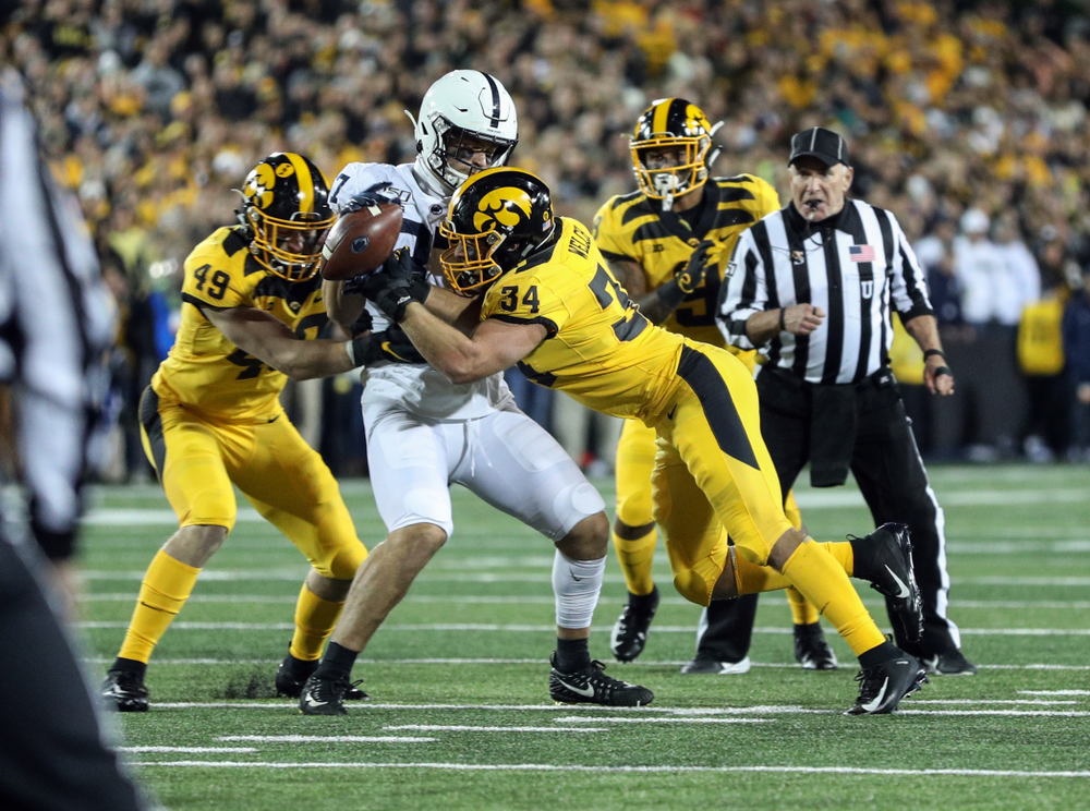 Iowa Hawkeyes linebacker Kristian Welch (34) breaks up a pass against the Penn State Nittany Lions Saturday, October 12, 2019 at Kinnick Stadium. (Brian Ray/hawkeyesports.com)