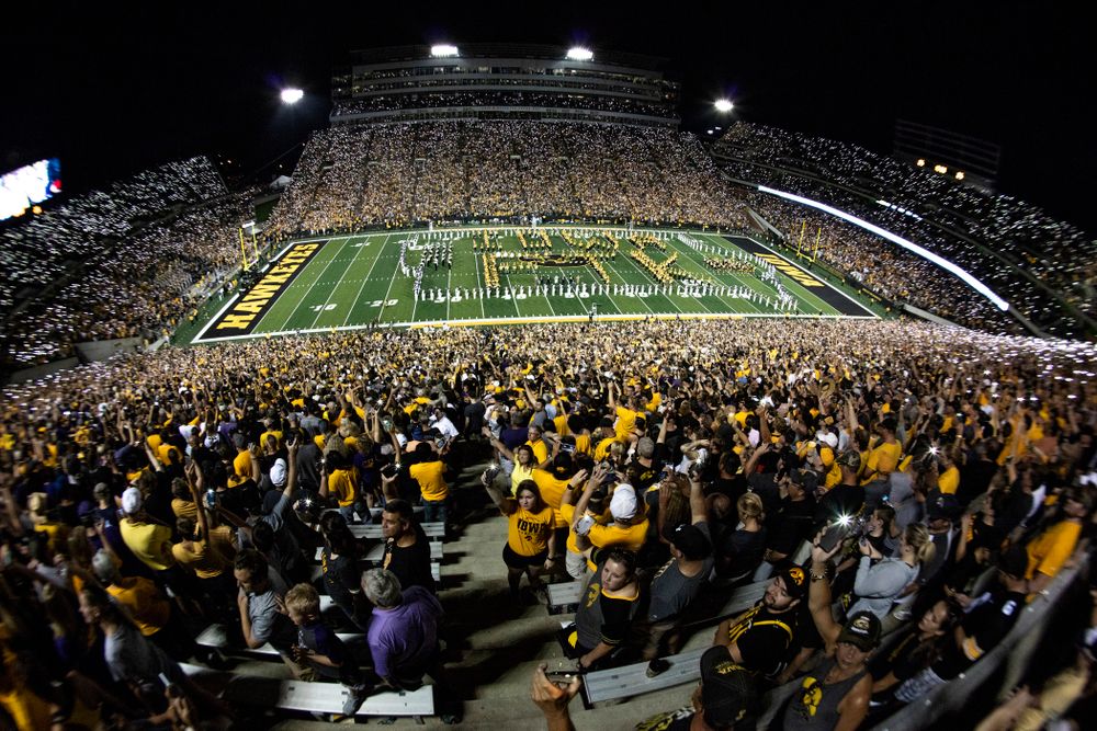 Fans wave their cell phone lights as country artist Pat Green performs "Wave on Wave" during halftime of the Iowa Hawkeyes game against the Northern Iowa Panthers Saturday, September 15, 2018 at Kinnick Stadium. (Brian Ray/hawkeyesports.com)