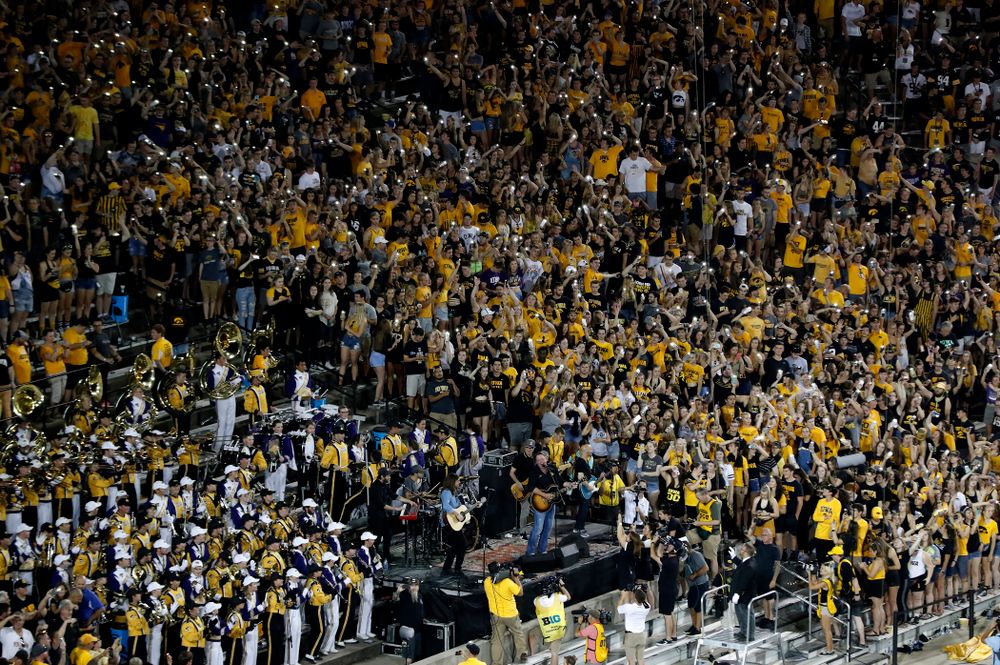 Country artist Pat Green performs "Wave on Wave" during halftime of the Iowa Hawkeyes game against the Northern Iowa Panthers Saturday, September 15, 2018 at Kinnick Stadium. (Brian Ray/hawkeyesports.com)