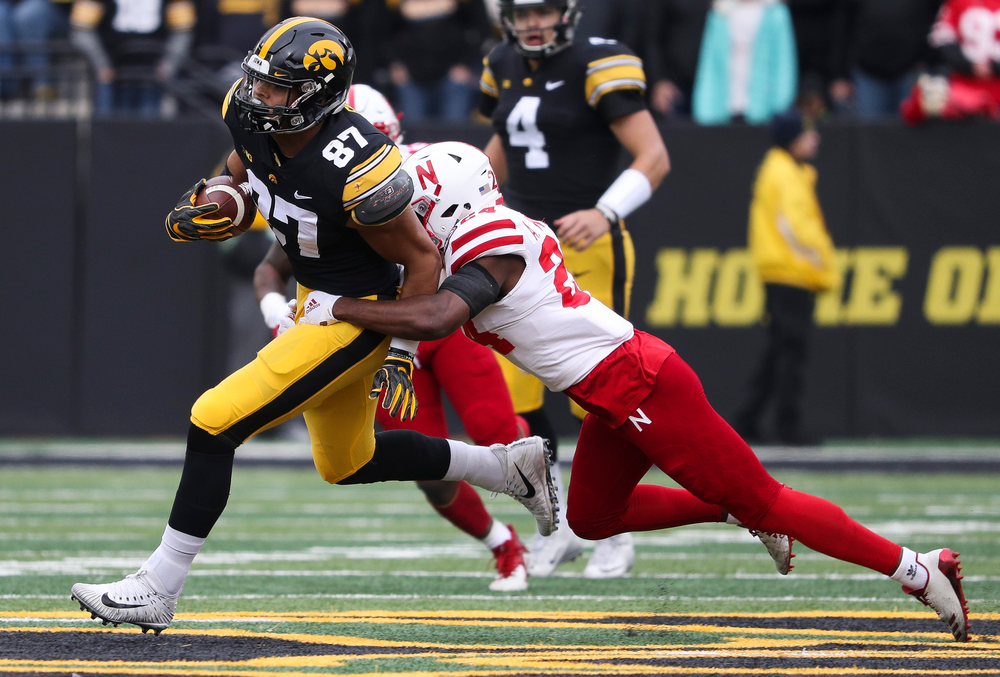 Iowa Hawkeyes tight end Noah Fant (87) runs the ball after making a reception during a game against Nebraska at Kinnick Stadium on November 23, 2018. (Tork Mason/hawkeyesports.com)