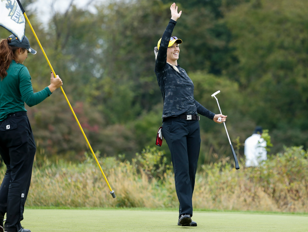 Iowa's Shawn Rennegarbe waves to teammate Kristin Glesne after sinking a birdie putt during the final round of the Diane Thomason Invitational at Finkbine Golf Course on September 30, 2018. (Tork Mason/hawkeyesports.com)