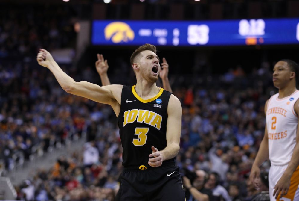 Iowa Hawkeyes guard Jordan Bohannon (3) against the Tennessee Volunteers in the second round of the 2019 NCAA Men's Basketball Tournament Sunday, March 24, 2019 at Nationwide Arena in Columbus, Ohio. (Brian Ray/hawkeyesports.com)